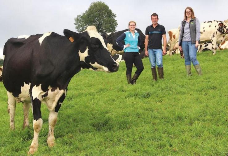 Caroline George au côté de Franck et Elodie Herel, producteurs de lait à Montbray (50). « Valoriser nos vaches de réforme sous contrat n’a rien changé à notre système et la plus-value est d’environ 80 e pour une Normande et 70 e pour une Prim’Holstein. C’est une façon de valoriser encore mieux l’herbe ».