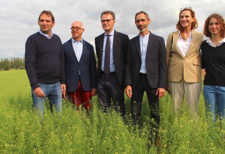 Le 29 août dernier, Fabrice Moulard (avec à ses côtés sa fille Marie) a reçu sur son exploitation pour une visite de parcelle Damien Cazé (directeur général de l’Aviation civile) et Sandra Combet (secrétaire général de l’Observatoire de l’Aviation durable). Ils étaient accompagnés notamment de Gilles Robillard (président de Terres Inovia) et Stéphane Yrlès (secrétaire général d’Avril).