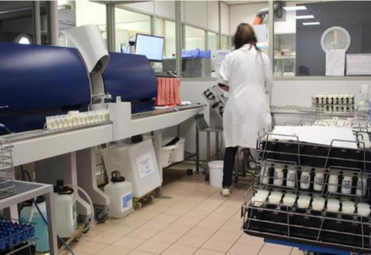 13 laboratoires interprofessionnels laitiers existent en  France. Ils réalisent des analyses pour déterminer la composition et la qualité du lait en vue de son paiement aux producteurs