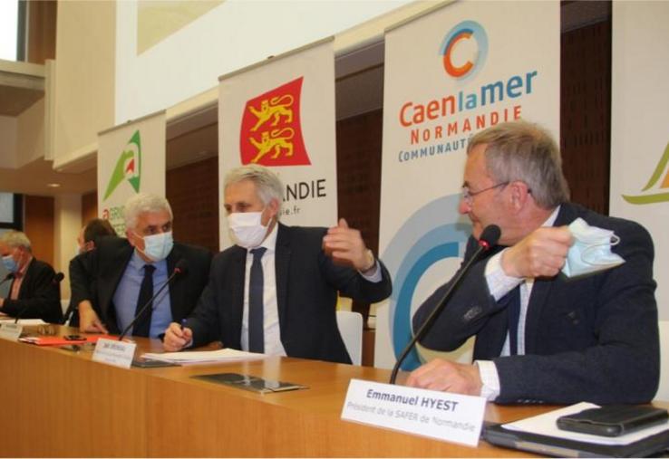 Emmanuel Hyest (président de la Safer de Normandie), Joël
Bruneau (président de la communauté urbaine Caen la Mer),
Hervé Morin (président de la Région Normandie), Jean-Yves Heurtin
(président de la Chambre d’agriculture du Calvados) et Jean-
Louis Belloche (vice-président de la Chambre régionale d’agriculture
de Normandie).