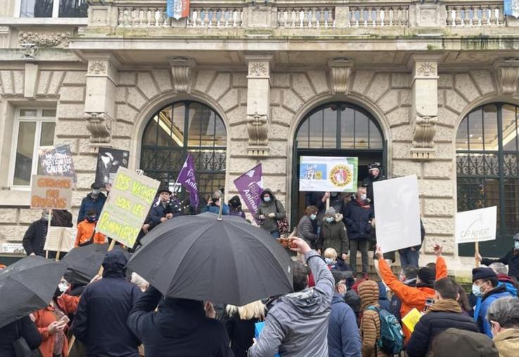 Près de 200 personnes étaient rassemblées, samedi
6 février, sous les fenêtres de la mairie de Vernon, pour s'indigner contre l'extension de la ferme d'Houlbec-Cocherel.