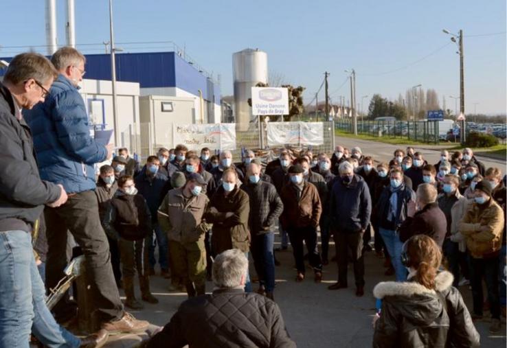 Les responsables de Caplait, l’OP des producteurs Danone, reprochent
à l’industriel de biaiser sa formule de prix en choisissant une base de calcul qui pénalise trois producteurs sur quatre.