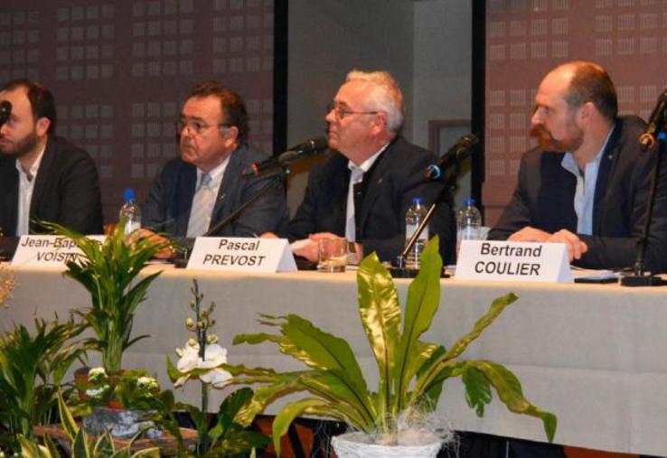 Au centre, Pascal Prevost, président de la coopérative de
teillage du plateau du Neubourg.