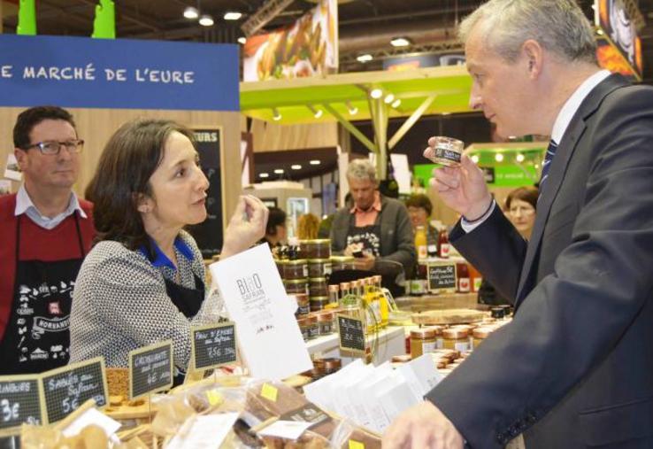 L’actuel ministre de l’Économie et des Finances, Bruno le
Maire, avec Myriam Duteil, sur le stand Normandie lors du SIA 2017.