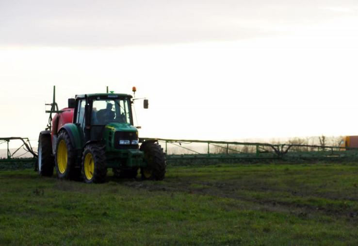 Toute entreprise utilisatrice de produits phytopharmaceutiques (exploitations agricoles, jardiniers professionnels, etc.) est tenue de suivre un « conseil stratégique » avec un conseiller agréé.