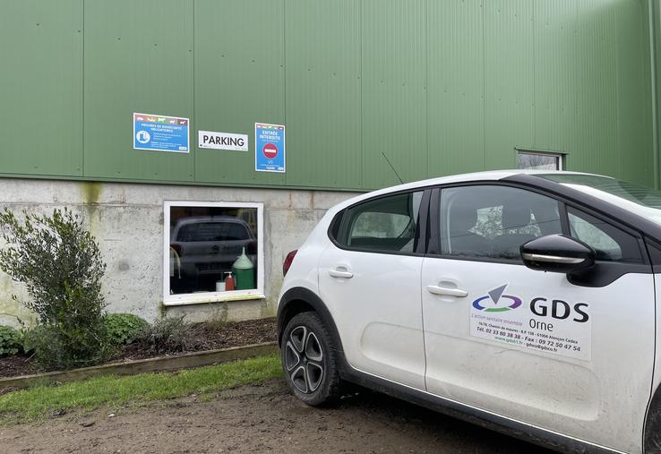 "Les voitures et les bottes peuvent être porteuses de germes. Il faut absolument distinguer les zones dédiées à l'accueil", précise Katia Aleixandre.