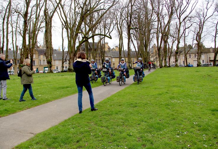 Place Charles de Gaule à Bayeux. César, William, Hugo et Pétronille ont préfranchi la ligne d'arrivée à l'occasion d'un instant d'intimité partagé avec leurs proches. Moment d'émotion.