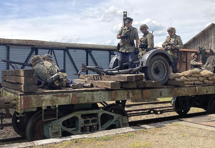 L'arrivée du convoi allemand en gare de Pacy-sur-Eure. Dans quelques minutes, ce sera un combat acharné contre les Américains.