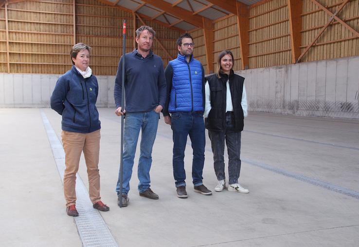 Sébastien Boitte avec sa sonde entouré de Claire Pelletier et Arnaud Reigner (Sevépi) et Emilie Broyon (Javelot). L'agriculteur de Tilly met en avant le confort d'utilisation du système d'autant plus qu'il n'habite pas sur place.