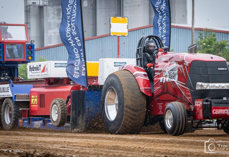 Les tracteurs doivent essayer d'atteindre les cent mètres.