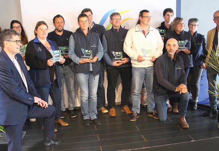 Les Césars de Littoral Normand mettent à l'honneur des éleveurs pour la carrière exceptionnelle de leurs animaux (vache ayant dépassé les 100 000 kg de lait produits en 2023). 14 producteurs, avec leur conseiller et ACD (Agent Collecte de Données), ont eu droit aux applaudissements.