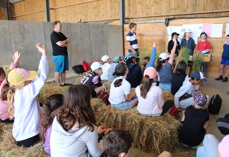 La classe de CM2 de Mickaël Gorrity a présenté ses travaux de groupe à Stéphane Vacher et Jules Figereu, agriculteurs.