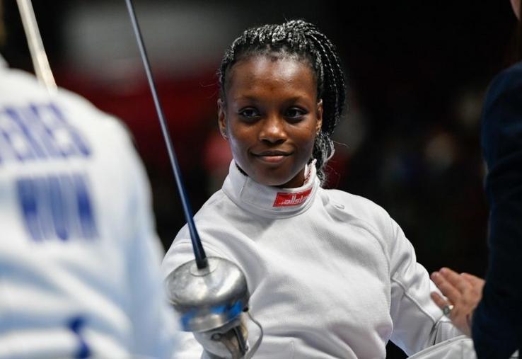 Clémence Delavoipière participe aux jeux paralympiques en individuel et par équipes dans 3 disciplines : l'épée, le sabre et le fleuret.