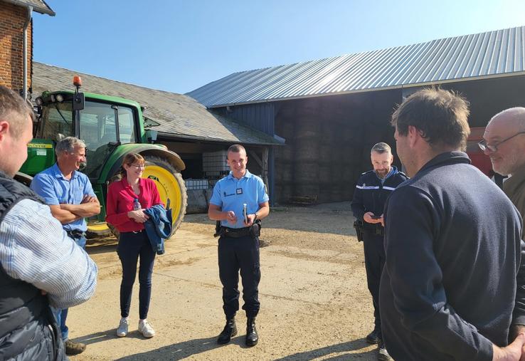 Une première visite pour le colonel François Hulot sur l'exploitation de Stéphane Vacher dans le Vexin, en présence d'Amaury Levesque (FNSEA 27), Éric Chanu (Chambre d'agriculture 27) et Martial Delaporte (JA 27).