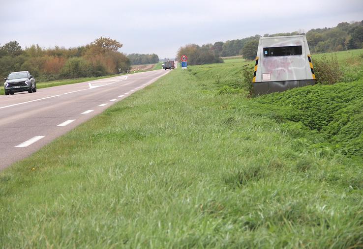 Plus de 80 intersections sur la D 613 entre Évreux et Lisieux. Des lieux hautement accidentogènes que le Département sécurise depuis 2021 par des mesures autres que la limitation de vitesse à 90 km/h.