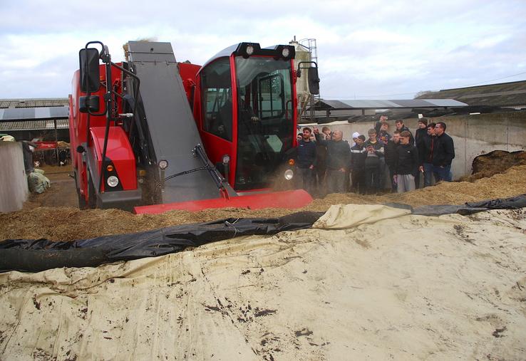 La gamme de mélangeuse automotrice Vulcan offre le plus gros volume de stockage parmi les machines en simple vis (jusqu'à 20 m3). Elle permet un chargement rapide tout en conservant une haute qualité de mélange.