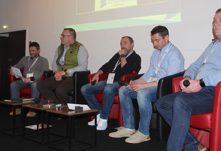 À la barre du débat participatif Michel Letourneur, Baptiste Baril, Mickaël Lebrun, Nicolas Delaunay et Matthieu Guérin. "Tarification et facturation constituent le nerf de la guerre".