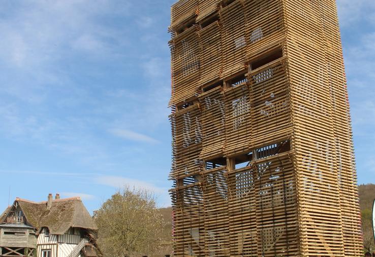 Avec ses 15 mètres de haut et ses fondations à 6 mètres de profondeur, la Tour Théroulde permet d'observer les animaux sans être vus. Il a fallu stabiliser l'observatoire dans un environnement toujours en mouvement. Un défi relevé en commun par l'architecte et les entreprises de construction.