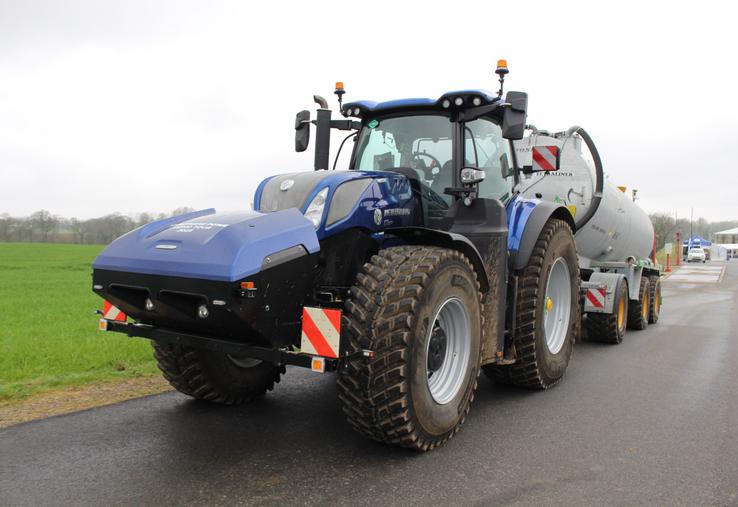 Le tracteur New Holland T7.270 Methane Power GNC a été présenté le 26 mars 2025, à la SAS Magny biométhane, située à Magny-le-désert (61).