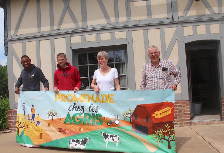 Victor Delavoipière, au côté de son futur associé Maxime Auber, sont deux des chevilles ouvrières de ce rendez-vous convivial mais les futurs retraités (Laurence et Bertrand Delavoipière) mettent également la main à la pâte.