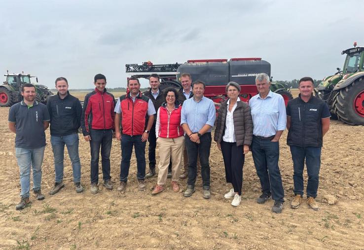 Michael et Cornelia Horsch entourés de toute l'équipe du démo tour.