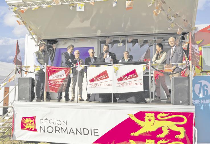 Inauguration des Terres de Jim par Pierrick Horel président de JA national, Jean Puech Pays d'Alissac, président du Copil, Jérôme Malandain, président de JA 76, Bertrand Bellanger, président du Département de la Seine-Maritime, Jean-Benoît Albertini, préfet de la Seine-Maritime et de la Normandie, et quelques-uns des principaux partenaires.