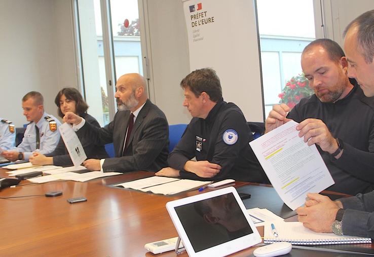 Gendarmerie et Police autour de Charles Giusti. "La cybersécurité, c'est l'affaire de tous, une question de responsabilité individuelle", insiste le préfet de l'Eure.