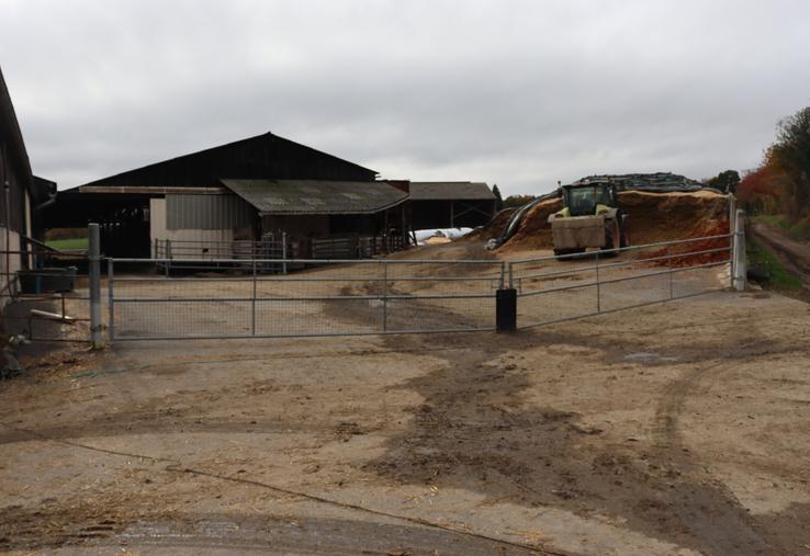 Tous les soirs, Denis Marie ferme son site d'exploitation à l'aide de deux barrières grillagées.