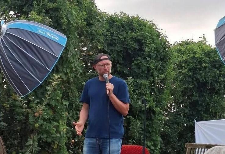 Thibault Dupont monte sur scène dans plusieurs comedy club.