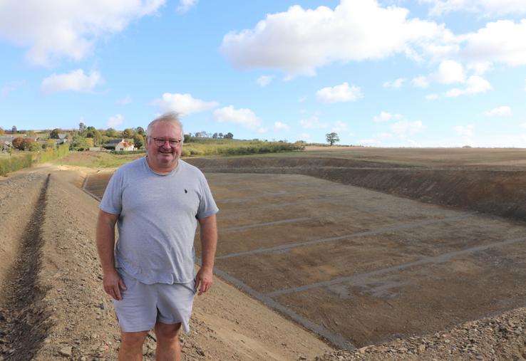 "Il faut s'adapter aux aléas climatiques", clame Samuel Courvallet, exploitant et maire de la commune de Pierrefitte-en-Cinglais. Il a engagé un projet de retenue collinaire, mais le stockage des eaux hivernales divise en local.