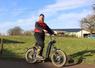 Christophe Bunout teste la trottinette électrique sur son exploitation, par l'intermédiaire d'Orne évasion.