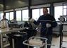 Les bobines de lin sont récupérées par les travailleurs pour le recyclage.