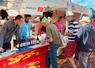 Chaque région dispose d'un stand, mais toutes se retrouvent dans un espace commun, façon Salon de l'agriculture en miniature, où l'on passe d'un terroir à l'autre en quelques pas.