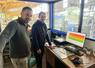 Christophe Augereau et Caroline Drapier consultent sur l'ordinateur du bureau les relevés d'ITH transmis en continu par les capteurs ZenCow® installés dans le bâtiment.