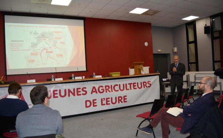Intervention d’un agronome spécialisé dans
le marché du blé lors de l’assemblée générale des
Jeunes agriculteurs.