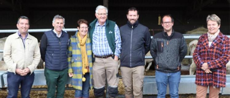 De gauche à droite : Clément Lebrun, élu Chambres ; Didier Pellerin, maire de la commune Les Monceaux (14) et élu de l'agglomération de Lisieux ; Carole et André Michel, cédants ; Alexandre Comte et Thibault Delabarre, repreneurs ; Béatrice Rodts, responsable de l'antenne de Lisieux des Chambres d'agriculture.