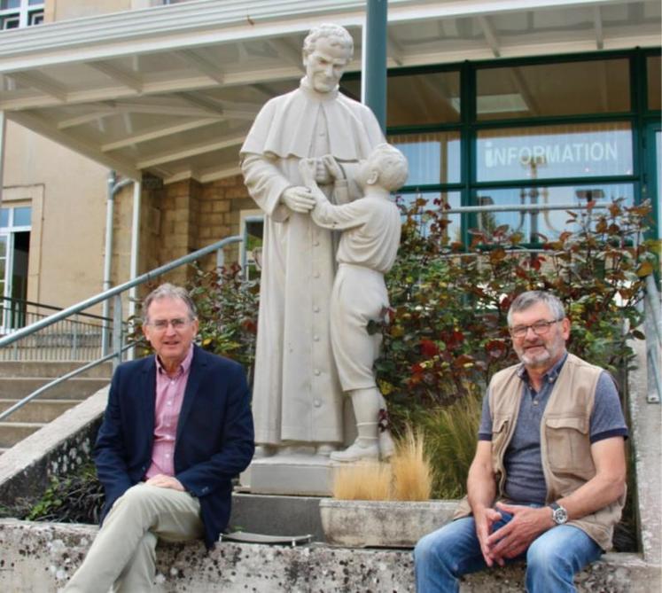 Pascal Gautier, directeur de Giel Don Bosco et Yves Lavarde, membre de l’association des salariés agricoles de Normandie et vice-président de la structure départementale. Le lycée met bovins et matériels à disposition des olympiades.