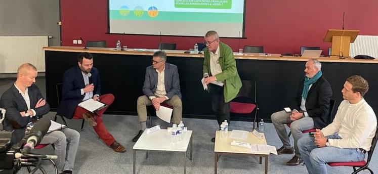 Participaient également à la table ronde : Christophe Lemelle (responsable exécution et cahier des charges filières chez Sénalia), Alexis Portheault (vice-président de la coopérative NatUp et
agriculteur) et Gaëtan Synaeve (responsable filière chez Sevépi)