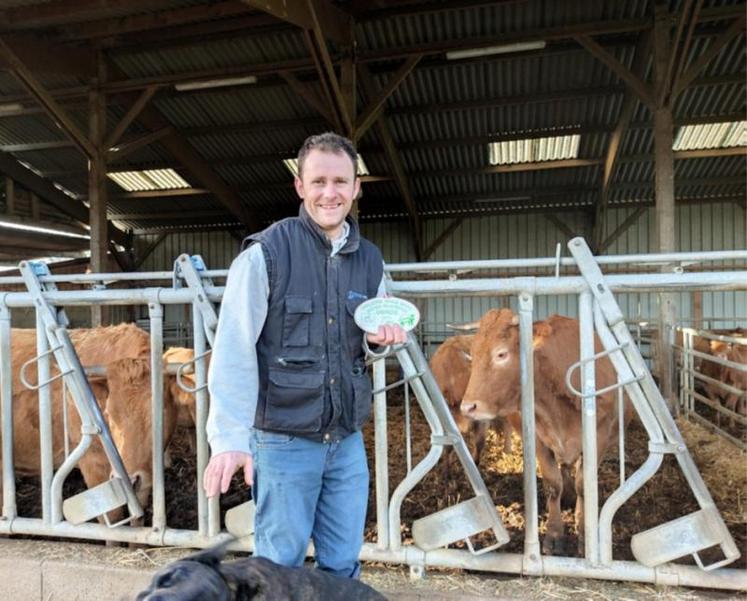 Xavier carré arbore fièrement le 1er prix naisseur du challenge
marge brute vaches allaitantes campagne 2019.