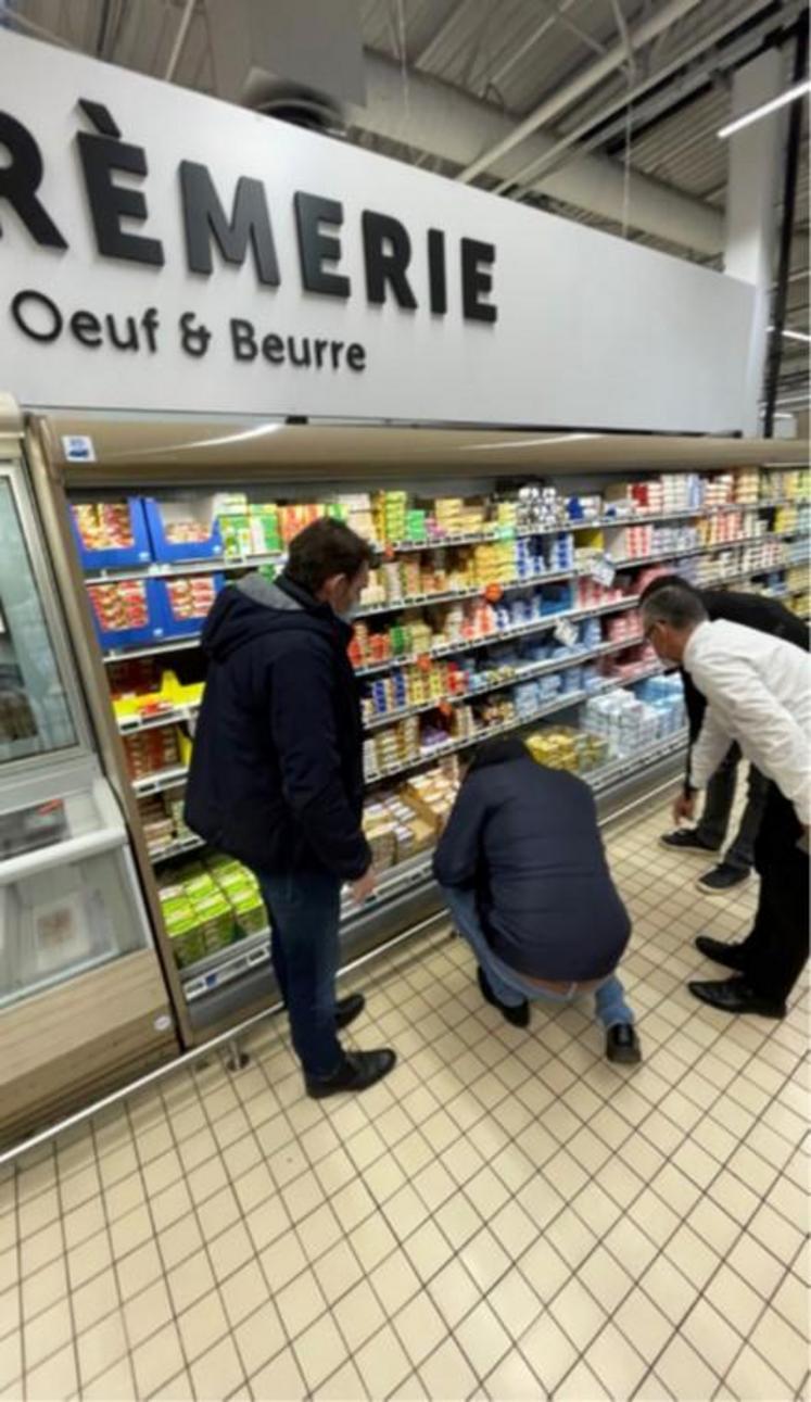 Relevé de prix en compagnie du directeur du supermarché Carrefour
d’Evreux.