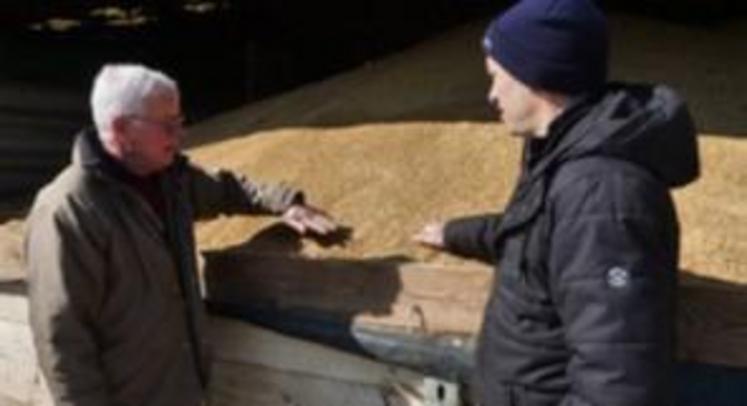 Jean-Jacques Mascrier (à gauche), agriculteur au Vieil-Evreux dans l’Eure et Frédéric Pontonnier, Agent relations cultures (ARC) chez Soufflet Agriculture.