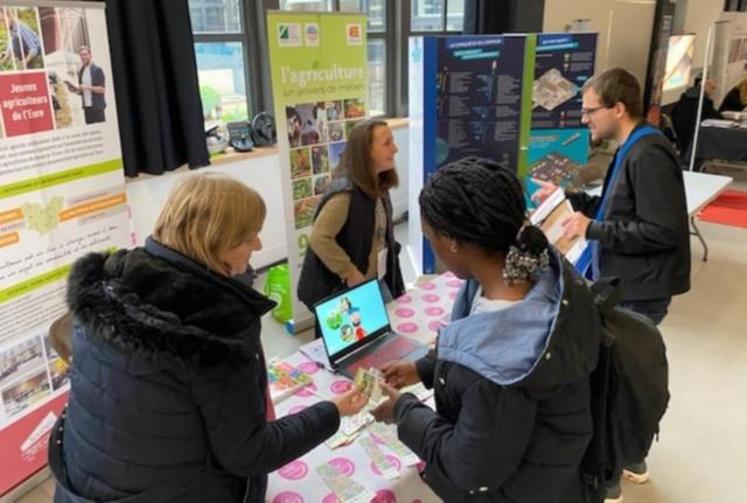 Nathalie de l'ANEFA et Mathilde des Jeunes Agriculteurs étaient présentes pour renseigner les jeunes.