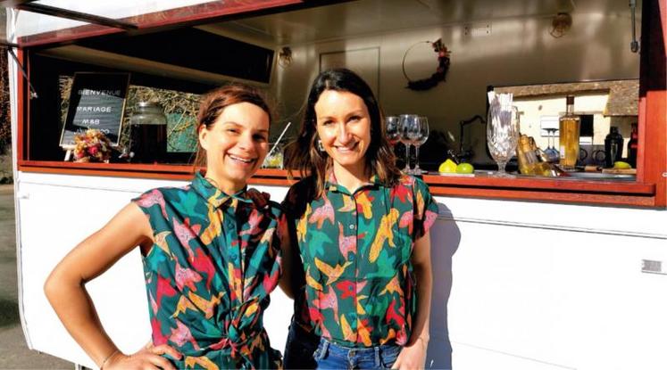 Les soeurs Hyest et leur caravane-bar vintage au service d'évènementiel comme les mariages ou les séminaires d'entreprises. Constance et sa soeur ont développé leur entreprise en créant en quelques années une gamme étendue de produits et services.