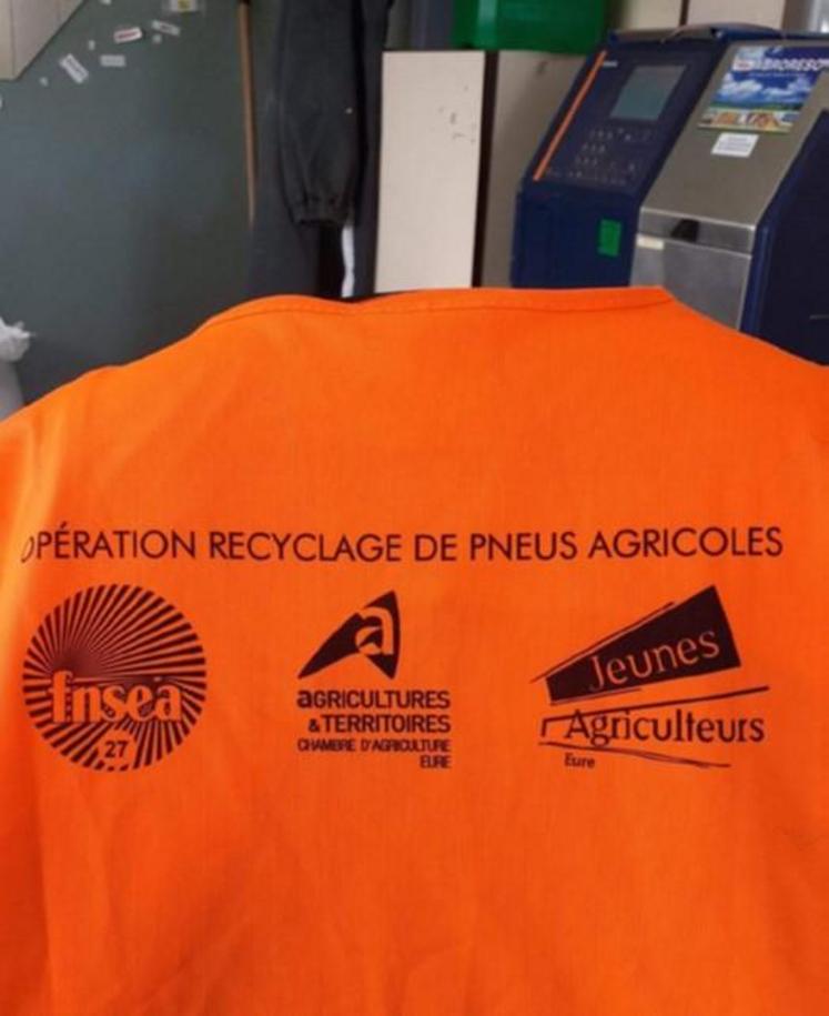 L'action de recyclage de pneus était ouverte à tous les agriculteurs du département et organisée par la FNSEA27, JA27 et la Chambre d'agriculture de l'Eure.