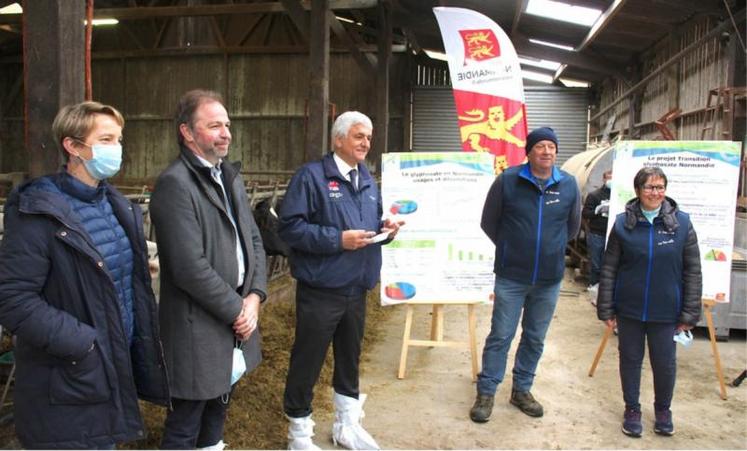 Clotilde Eudier (vice-présidente de la Région, Jean-Yves Heurtin (président de la Chambre d'agriculture 14), Hervé Morin (président de la Région) avec Régis et Anne-Marie Lebreton