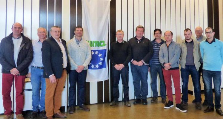 Le nouveau conseil d’administration de la fédération
des cuma Seine Normande. De gauche à droite : Jérôme
Breemeersch, Jean-Marie Crevel, Benoît Ferrand, Vincent
Leborgne, Michel Lafosse, Laurent Pierre de la Brière,
Benoît Bourgeois, Sébastien Bachelot, Baptiste Breton,
Jérôme Morin, Mickaël Rudi.