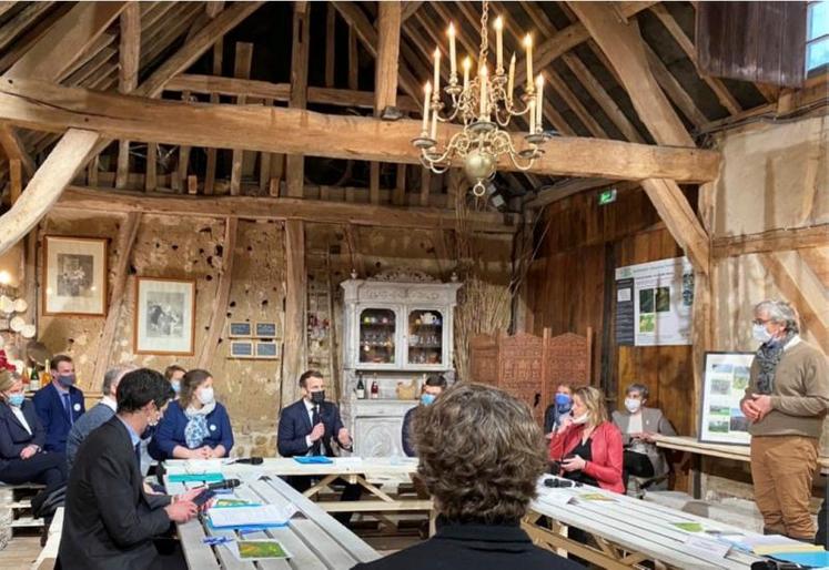 À la ferme des Ruelles, à Tilly (Eure), le président de la République a
participé, mardi 12 janvier, à une table ronde sur la transition écologique.