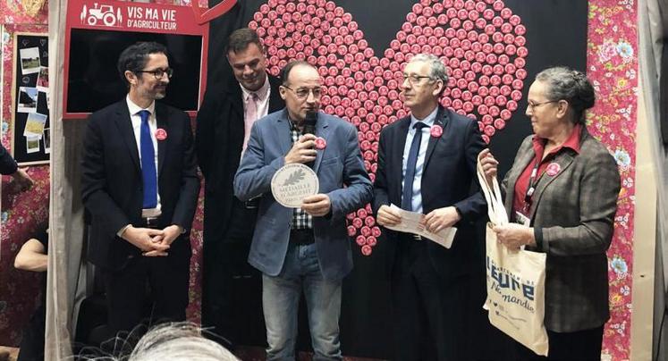 Remise de deux médailles d’argent à la SARL le Pressoir d’Or pour son cidre fermier demi-secs et son jus de pomme fermier.