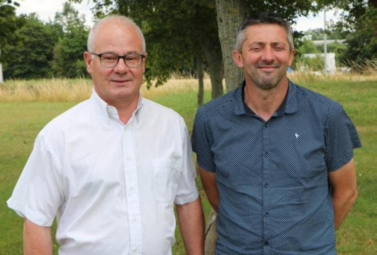 Loïc Brossault, responsable de l'OP Volailles de chair Agrial, et Mickaël Beucher, éleveur de volailles standard à Saint-Thomas-de-Courceriers, en Mayenne.