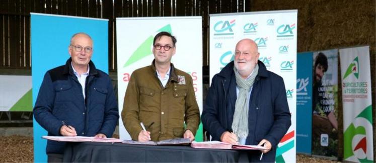 De gauche à droite : Pascal Lheureux, Sébastien Windsor et Daniel Epron, présidents du Crédit agricole Normandie-Seine, de la Cran et du Crédit agricole Normandie lors de la signature de la convention cadre, lundi 18 octobre 2021, à Gonneville-sur-Mer (14).